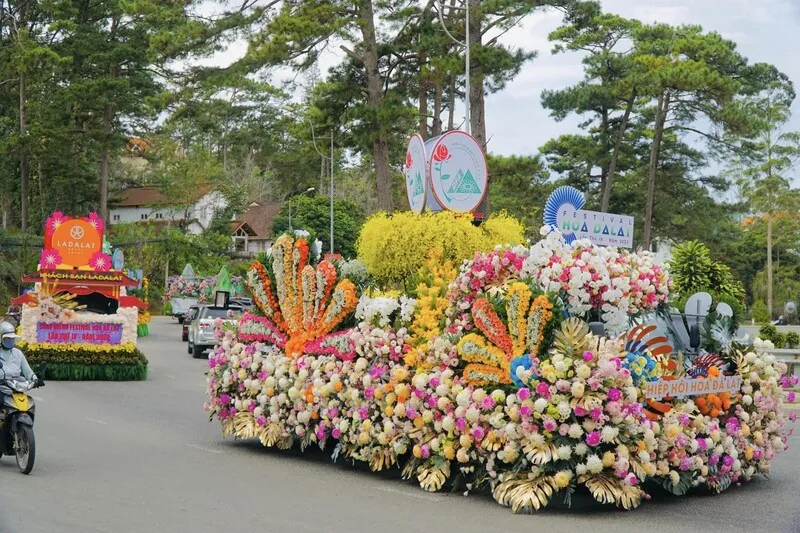 Chương trình diễu hành xe hoa là một trong những điểm nhấn thú vị tại Festival hoa Đà Lạt 2024