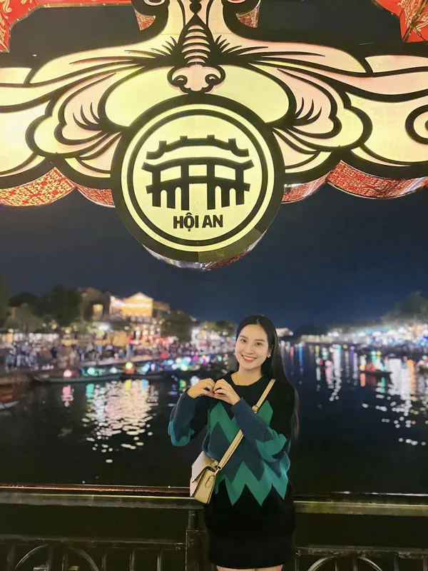 Taking photos with Hoi An symbols