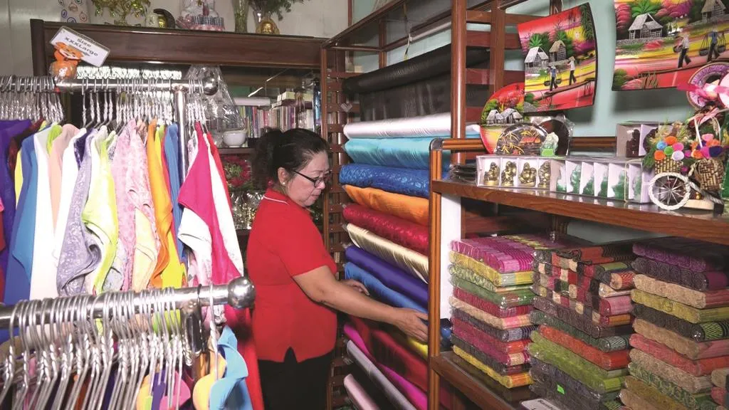 Hong Ngoc silk weaving facility displaying Tan Chau silk products