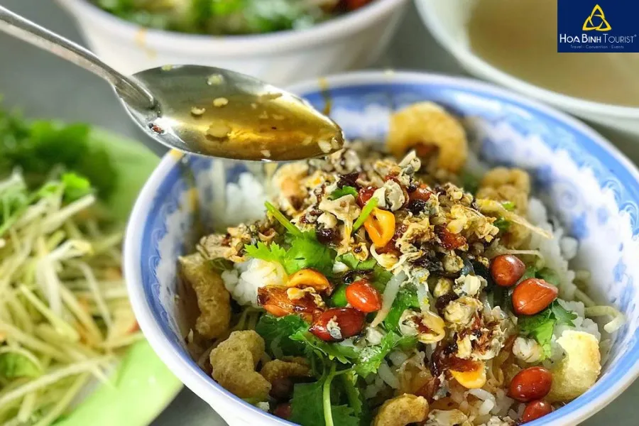 Cơm hến Đập Đá Huế, quán ăn ngon bình dân nổi tiếng