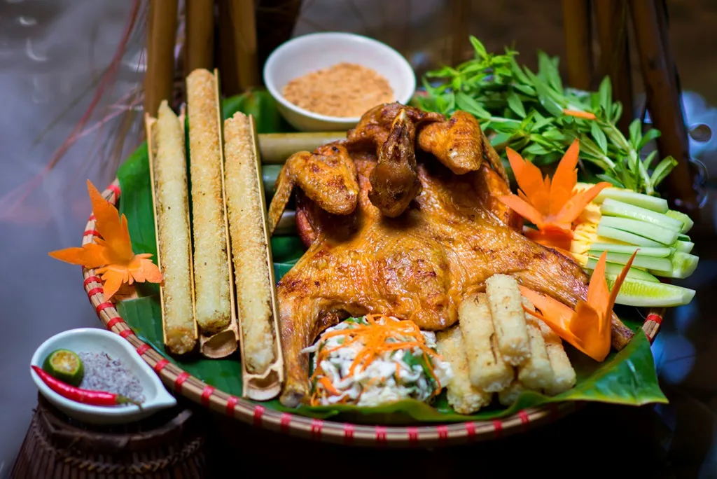 Cơm lam gà nướng, món ăn đặc trưng của vùng cao nguyên Gia Lai, thơm ngon khi thưởng thức bên bờ hồ An Khê
