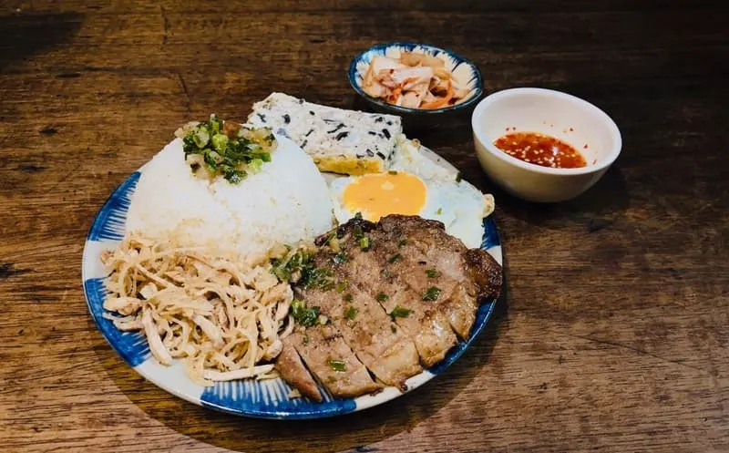The vintage and cozy atmosphere inside Cơm Tấm Đỗ Phủ Đại Hàn restaurant in Saigon, with retro decor and comfortable seating.