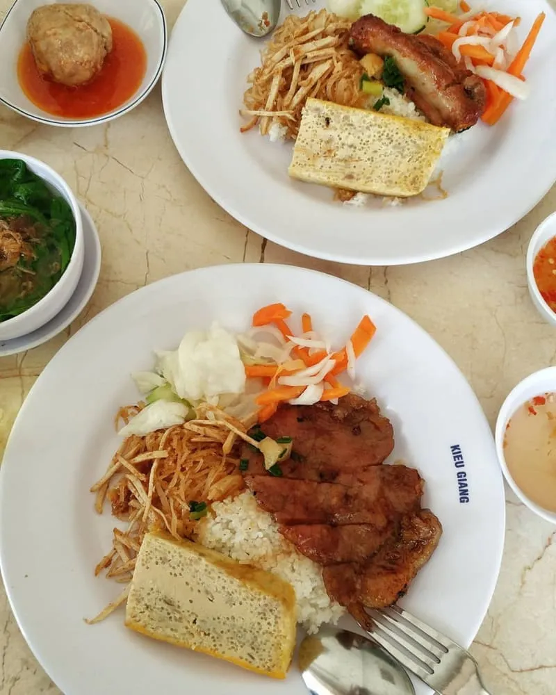 Cơm Tấm Kiều Giang restaurant in Saigon, a popular spot for office workers, showing a busy lunch hour with many customers.