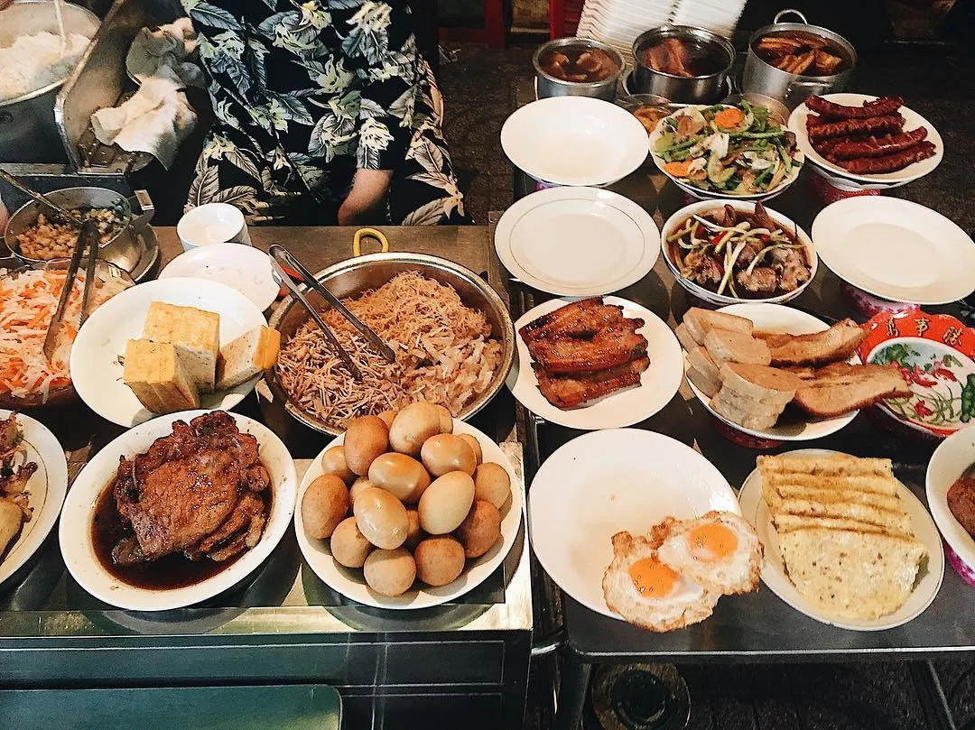 Cơm tấm sườn nướng thơm ngon, đầy đặn tại quán Cơm Tấm Ma, một lựa chọn tuyệt vời cho bữa ăn đêm ở Sài Gòn