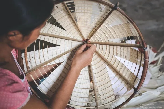 Công đoạn chằm nón tỉ mỉ tại làng Phú Cam.