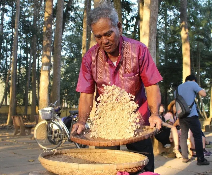 The stage of winnowing Com Dep to remove husks and impurities, preparing for the finished product