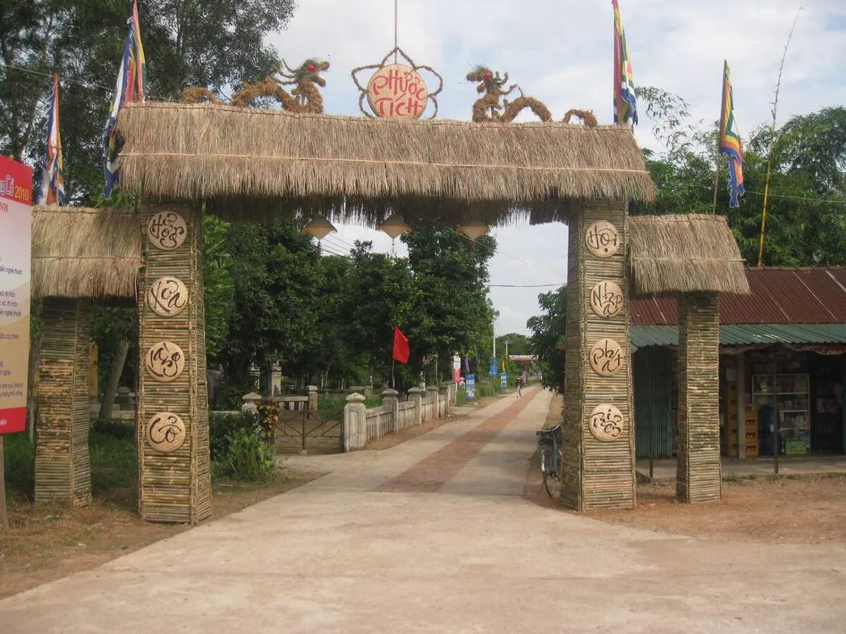 Cổng làng cổ Phước Tích Huế với mái ngói rêu phong, mang đậm dấu ấn thời gian.