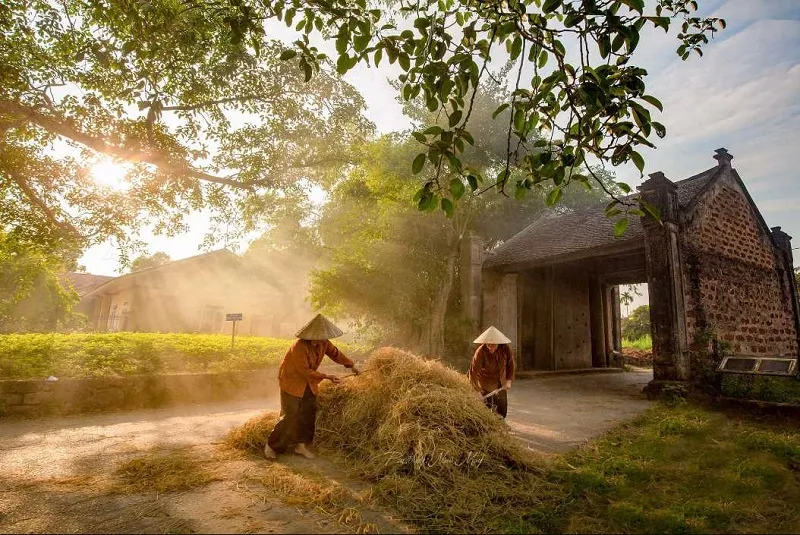 Cổng làng Mông Phụ, lối vào làng cổ Đường Lâm