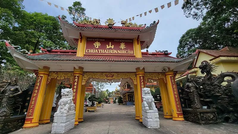 Majestic Tam Quan Gate of Thai Son Nui Cau Pagoda