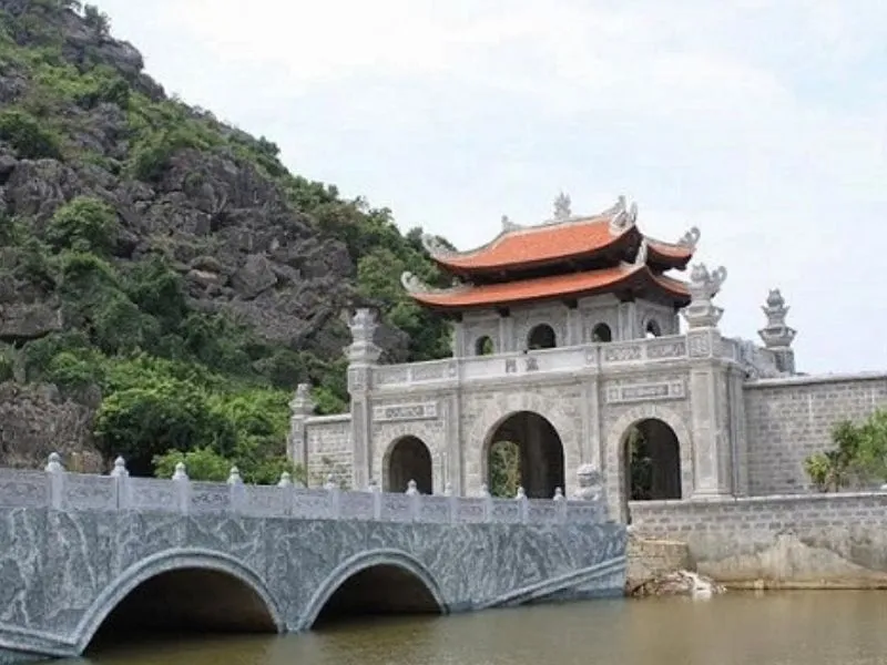 Cổng vào khu di tích Cố đô Hoa Lư, Ninh Bình, với kiến trúc cổ kính và rêu phong.