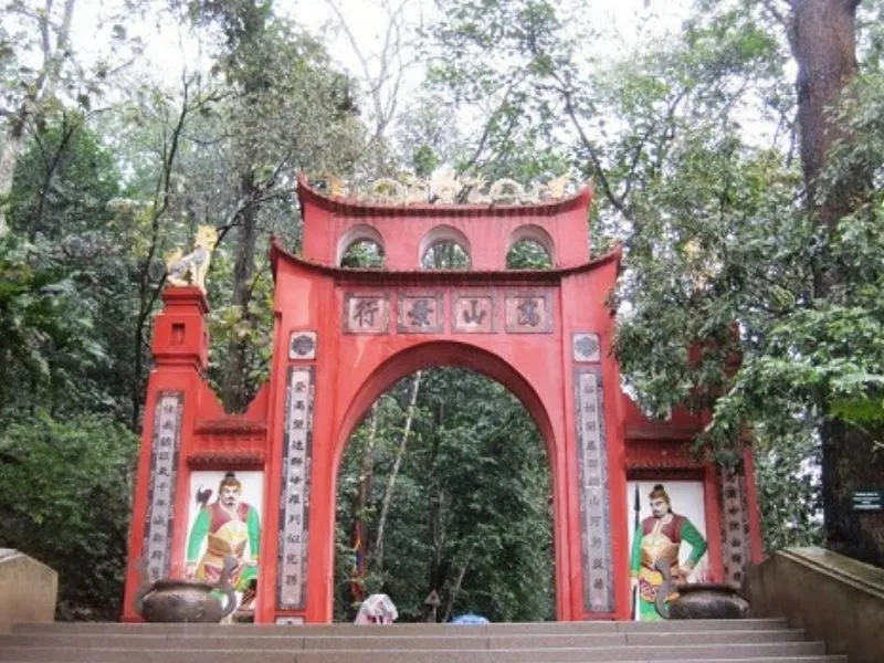 Cổng vào khu di tích Đền Hùng, Phú Thọ, với dòng chữ Hán cổ kính khắc trên cổng chào.