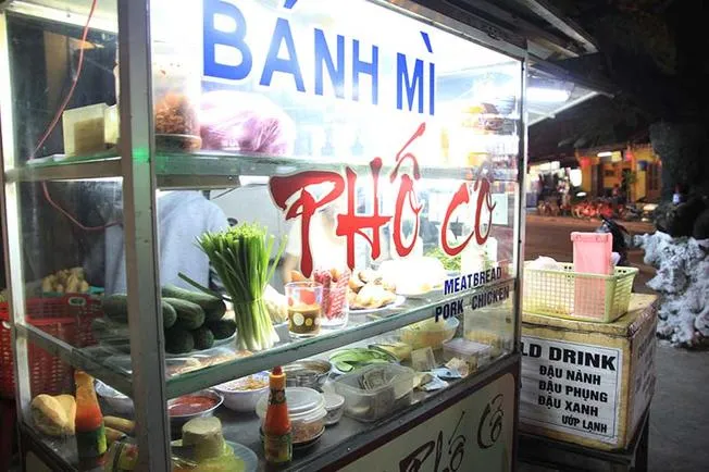 Also just a small cart, but Banh Mi Pho Co - one of the delicious shops in Hoi An - has still built a great reputation