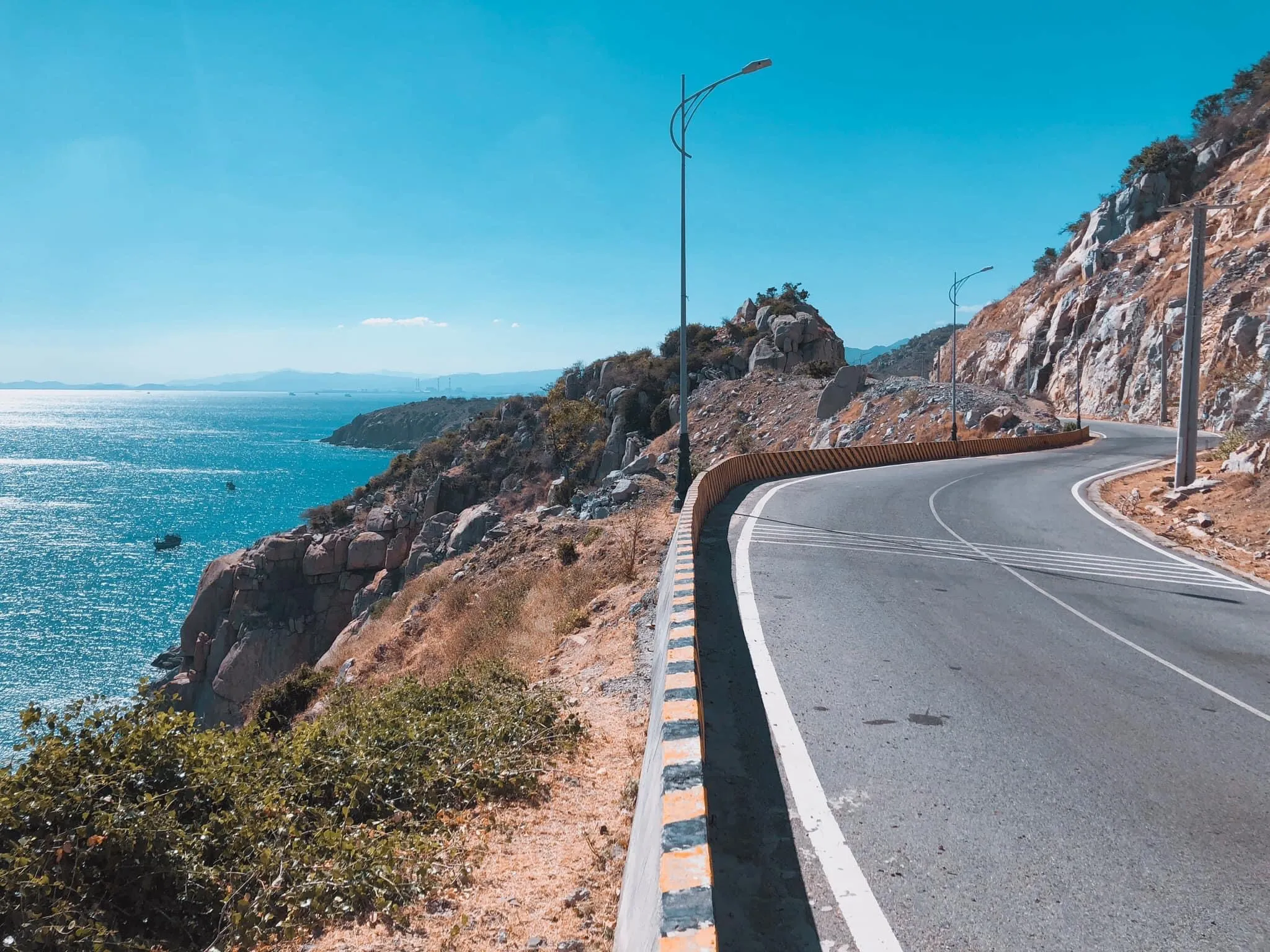 Route 702 Phan Rang - Cam Ranh coastal road with the harmonious beauty of sea and sky