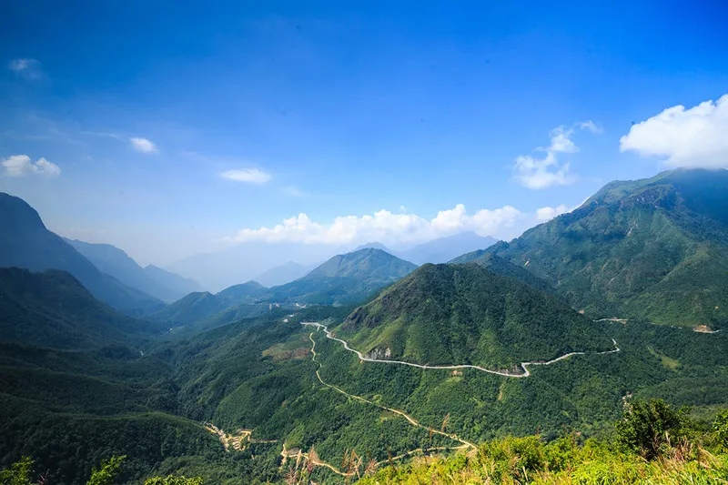O Quy Ho Pass road winding through the mist