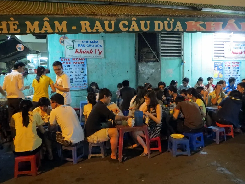 Đa phần chè ở quán đều là chè nóng. Quán dù nhỏ nhưng tối nào cũng đông người ăn.