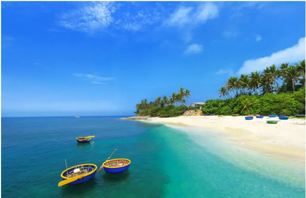 Đảo Bé Lý Sơn với bãi cát trắng và làn nước trong xanh