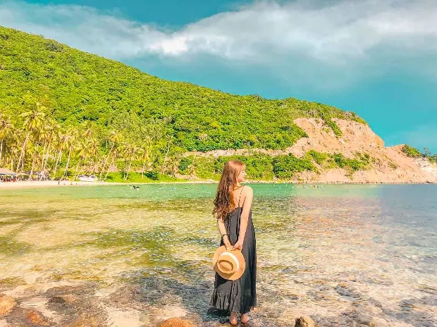 Nam Du Island attracts tourists with blue sea water beside coconut trees