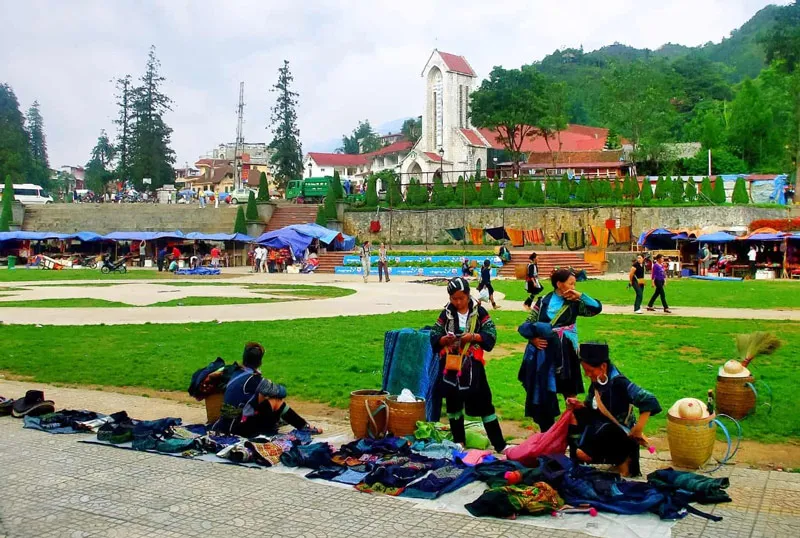 Đến chợ tình Sa Pa từ sớm để cảm nhận không khí chuẩn bị và trải nghiệm trọn vẹn