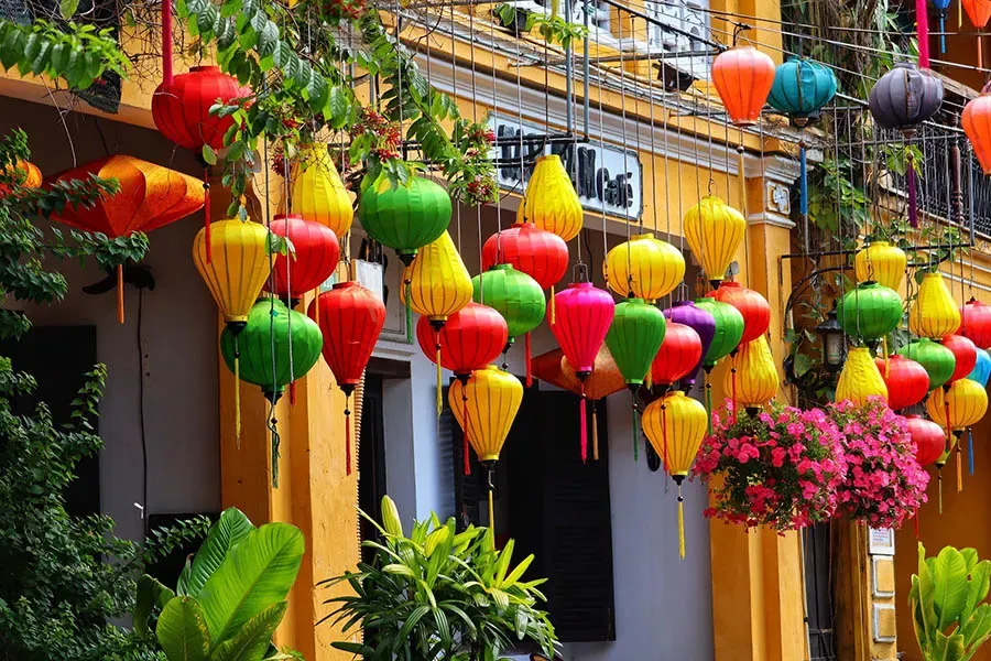 Đèn lồng Hội An rực rỡ sắc màu, biểu tượng của sự giao thoa văn hóa và thịnh vượng.