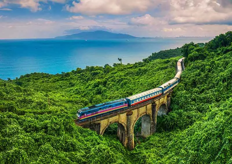 Đèo Hải Vân hùng vĩ nhìn từ cửa sổ tàu hỏa trên tuyến đường sắt Đà Nẵng - Huế, một trải nghiệm du lịch bằng tàu hỏa không thể bỏ qua.