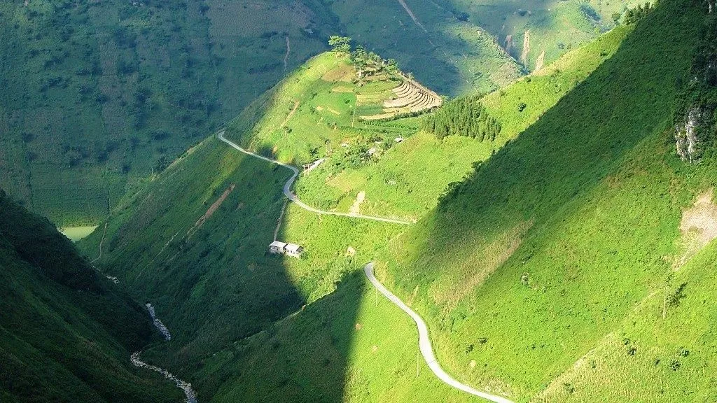 Đèo Mã Pí Lèng hùng vĩ nhìn từ trên cao, Hà Giang