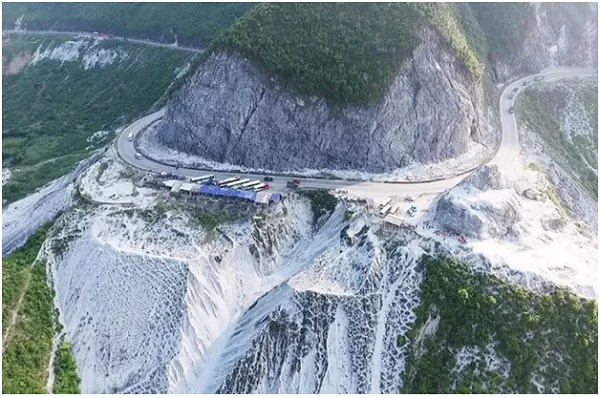 Thung Khe Pass winding through mountains in Mai Chau