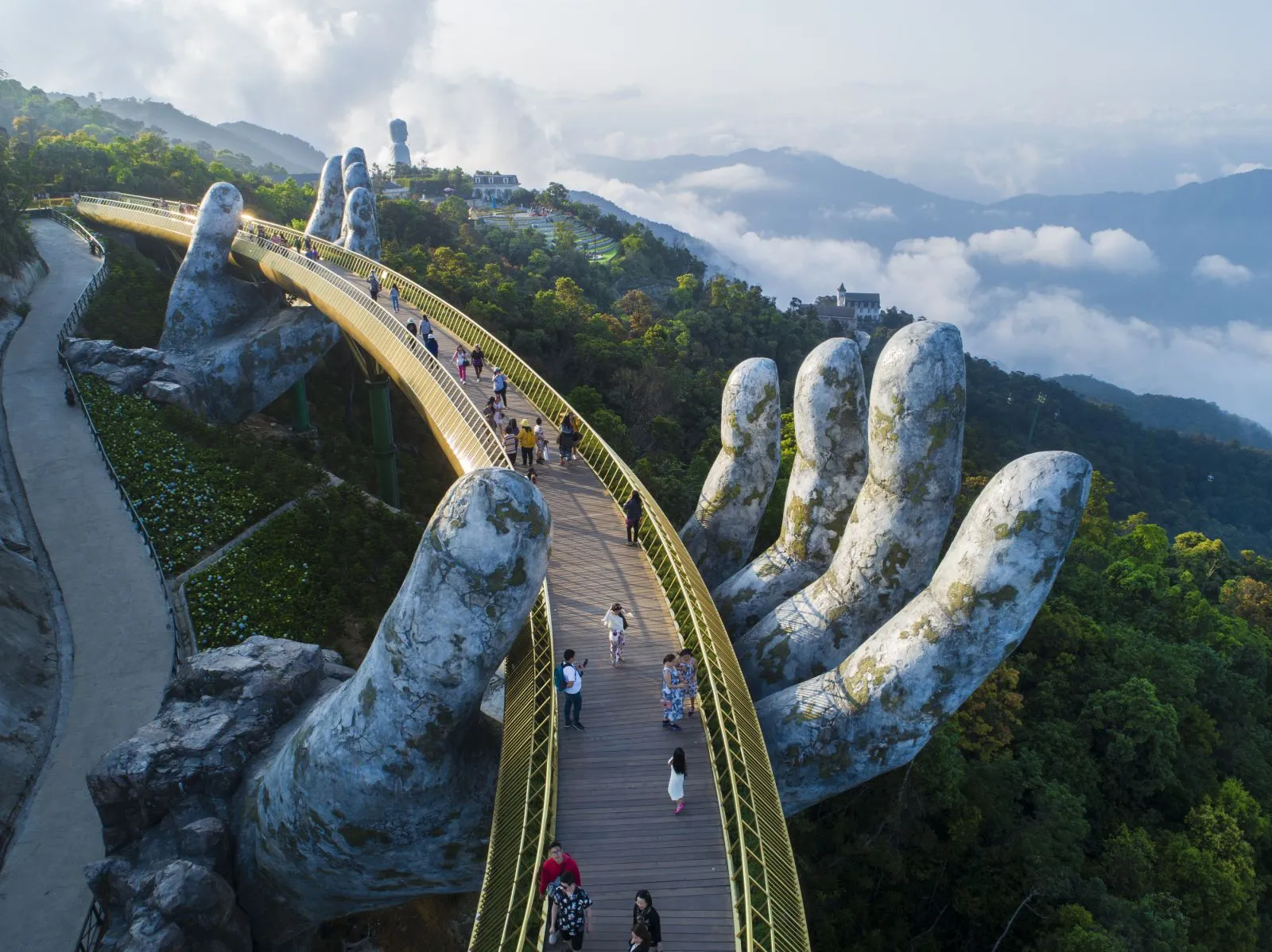 Di chuyển bằng cáp treo để lên Cầu Vàng và đỉnh Bà Nà Hills