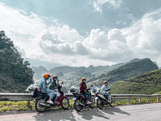 Di chuyển bằng xe máy đến Ba Vì để trải nghiệm săn hoa dã quỳ mùa đông