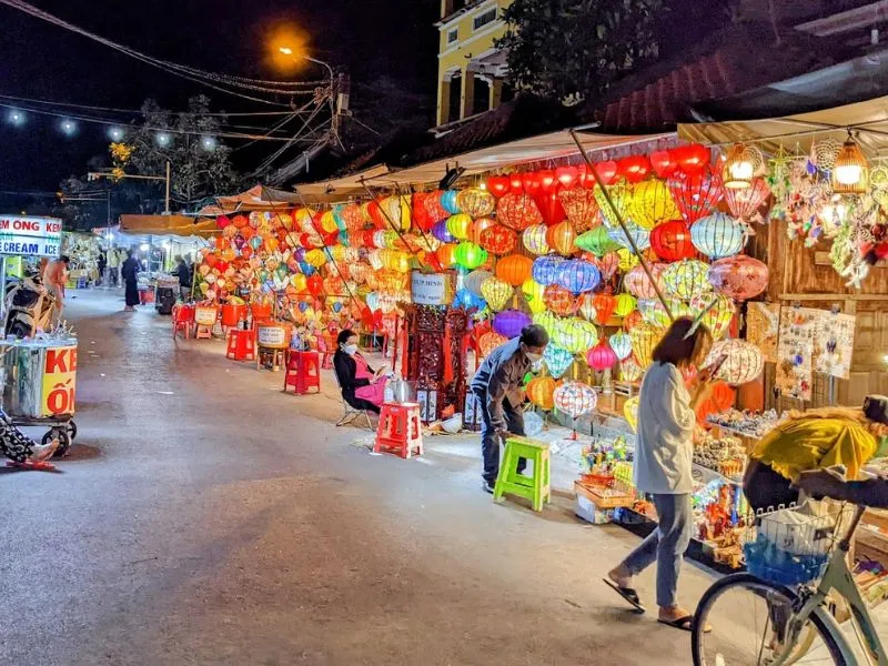 Điểm đặc sắc của chợ đêm Hội An là vẻ đẹp lung linh từ hàng ngàn chiếc đèn lồng sặc sỡ. Ảnh: Vu Hendrick