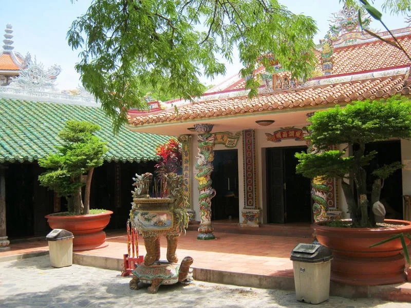 Điểm đến đặc sắc gần biển Cổ Thạch mà bạn nhất định phải ghé qua chính là chùa Hang