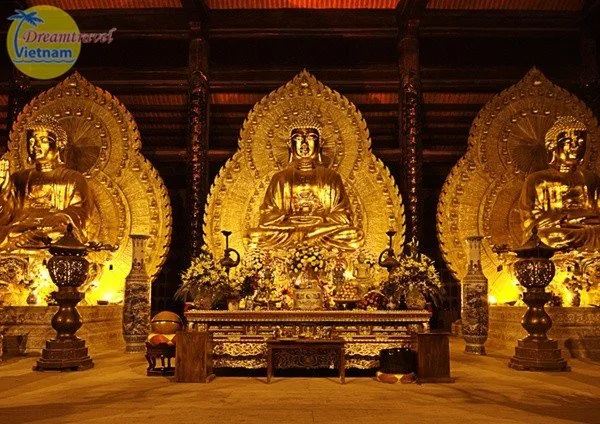 Điện Tam Thế - Tượng Phật đồng dát vàng trong chùa