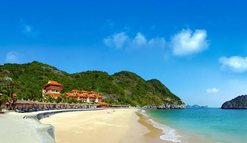 Do Son, Hai Phong - Famous beach with long sand and cool sea breeze