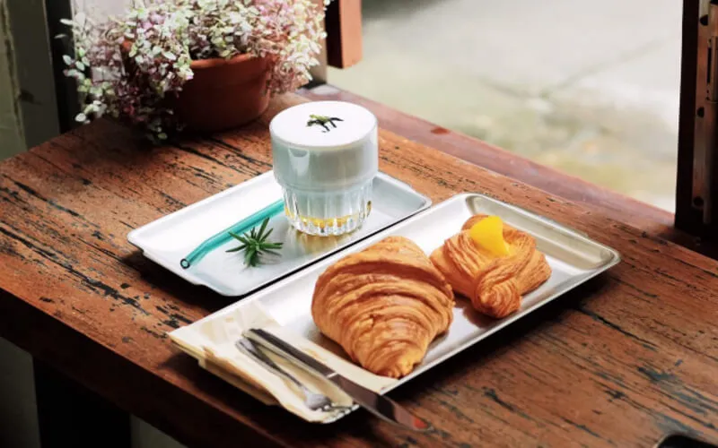 Đồ uống và bánh ngọt hấp dẫn tại Sofuo Coffee Đà Nẵng