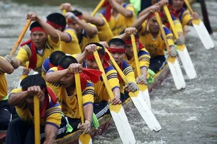 Boat racing team showing strength and Nhuệ River boat rowing experience