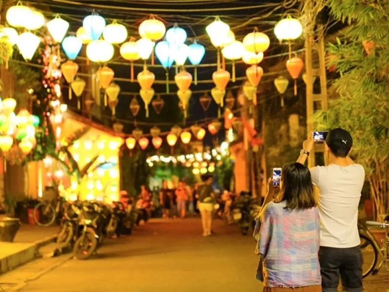 Lantern-lit streets create the enchanting beauty of Hoi An night market.