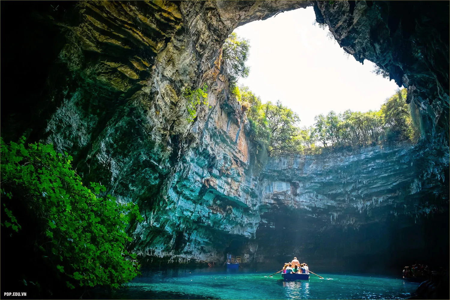 Động Phong Nha - hang động Quảng Bình có tên gọi "Thiên Nam đệ nhất động".