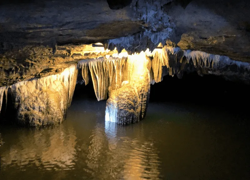 Thien Ha Cave sparkling like a galaxy in the mountain
