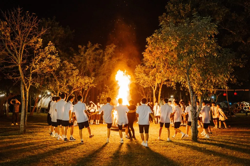 Đốt lửa trại – Camping Đồng Mô