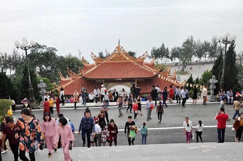 Tourists need to pay attention to dress code when visiting temples