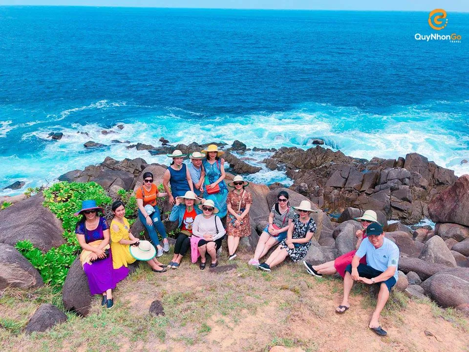 Du khách Check in bãi đá Thảo Nguyên (Cù Lao Xanh) cùng Quy Nhơn Go Travel