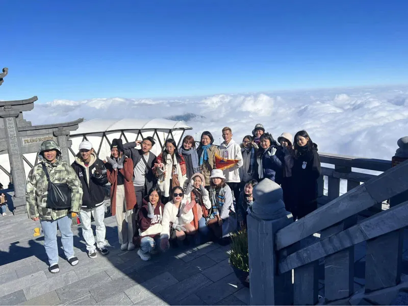 Tourists check in to Sapa cloud sea at Sun World Fansipan Legend