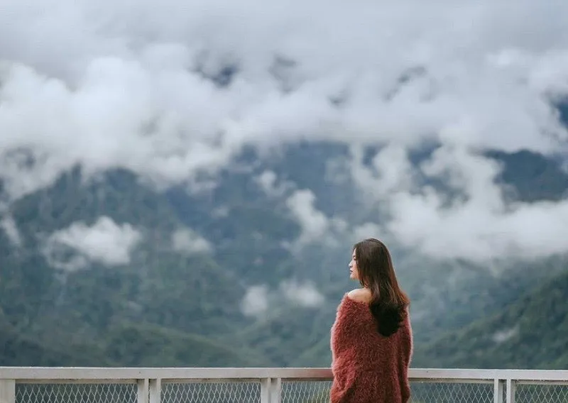 Tourists check in to the cloud sea on Ham Rong Mountain