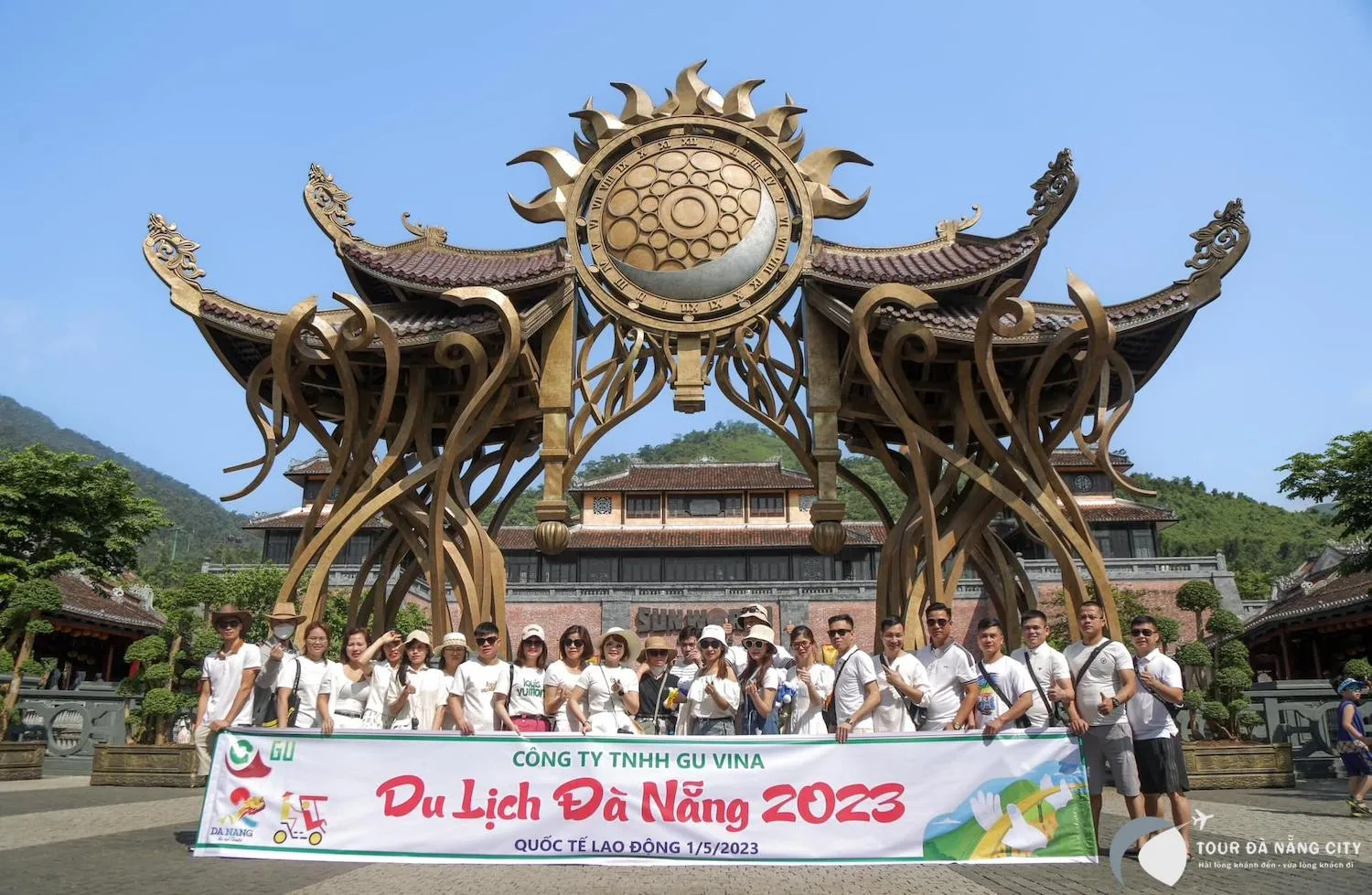 Du khách check in cổng Bà Nà Hills, chuẩn bị cho hành trình cáp treo lên đỉnh núi Chúa