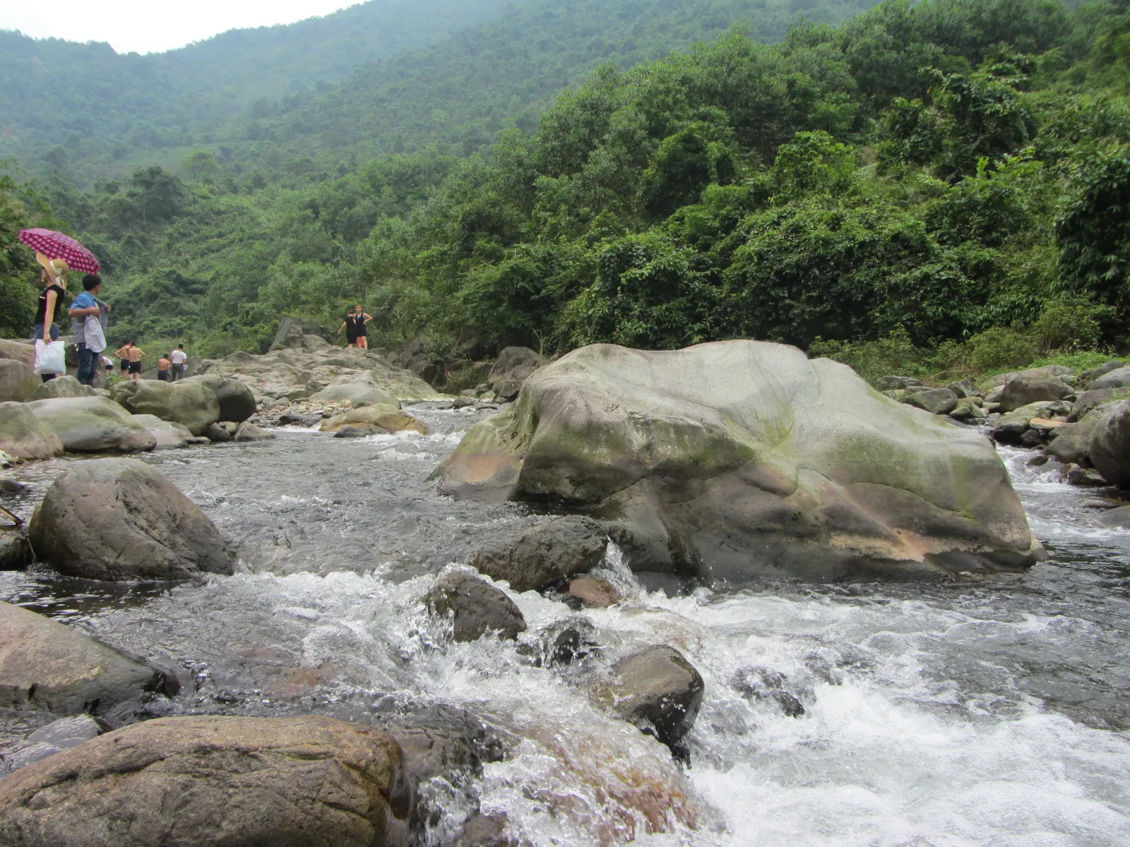 Tourists exploring a stream inside Vai Mieu Lake.