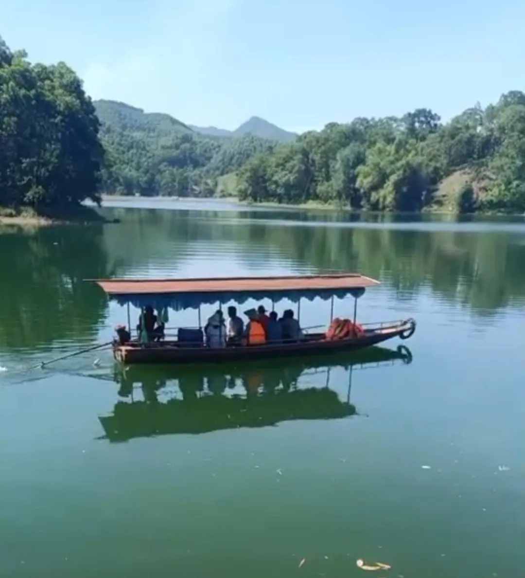 Tourists exploring Bao Linh Lake.