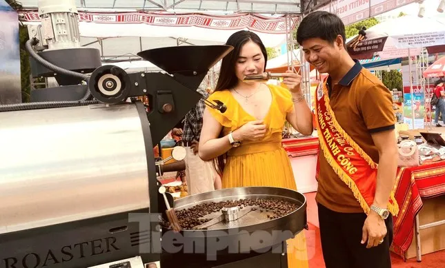 Visitors checking the aroma of roasted coffee at the Ban Me White Night event