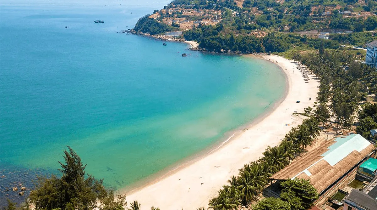 Tourists snorkeling to see coral reefs at Son Tra Peninsula, Da Nang with diving masks and snorkels