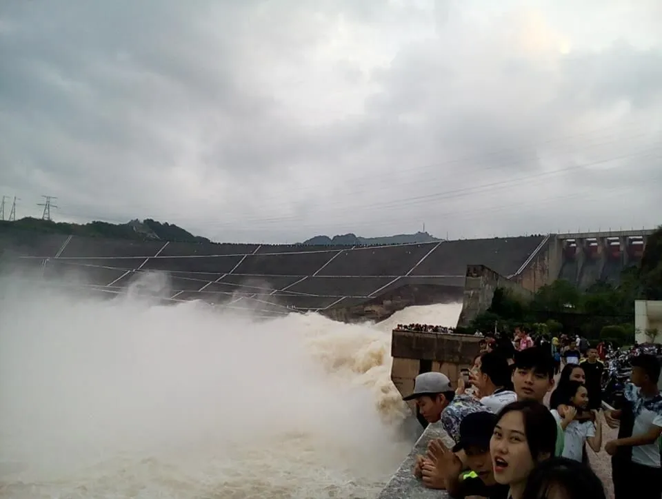 Du khách NgắmThủy Điện Hòa Bình