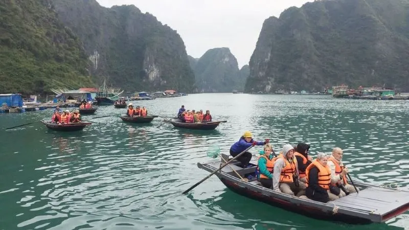 Du khách nước ngoài thích thú trải nghiệm đi thuyền nan tại làng chài Cửa Vạn, một nét văn hóa đặc trưng của vùng biển Hạ Long