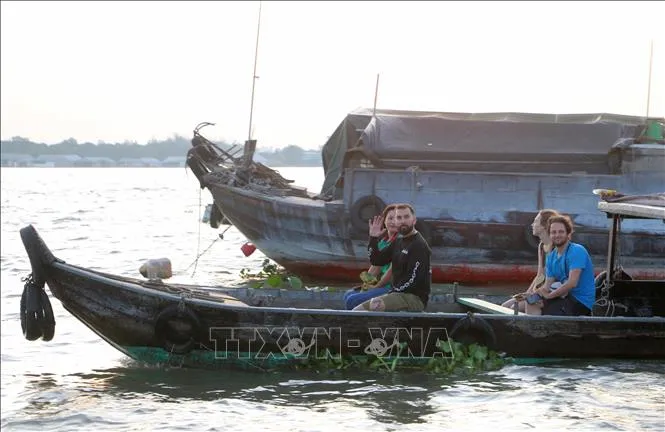 Du khách quốc tế trải nghiệm cuộc sống "thương hồ" của người dân Miền Tây ở Chợ nổi Long Xuyên.